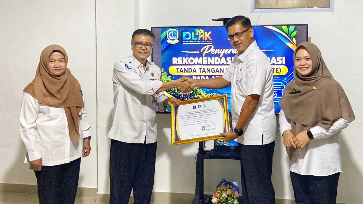 Dwi Anggraini menyerahkan rekomendasi kepada Indra Hidayat di ruang rapat Gedung Engku Putri