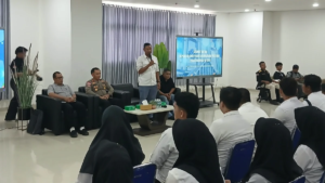 Personel Ditbinmas Polda Kepri memberi motivasi kepada peserta pelatihan di BLK Batam