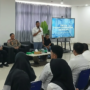 Personel Ditbinmas Polda Kepri memberi motivasi kepada peserta pelatihan di BLK Batam