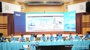 Kwin Fo berbicara di konferensi pers PLN Batam tentang kompensasi pemadaman