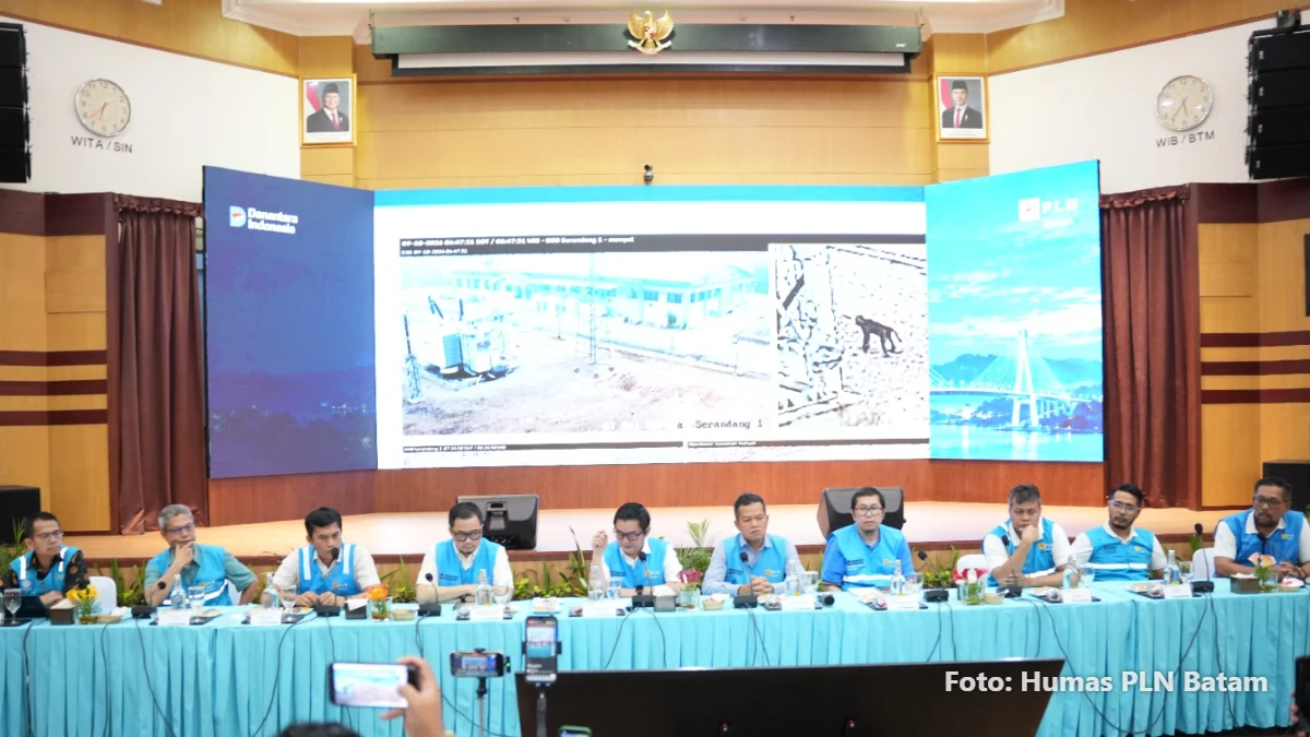 Kwin Fo berbicara di konferensi pers PLN Batam tentang kompensasi pemadaman