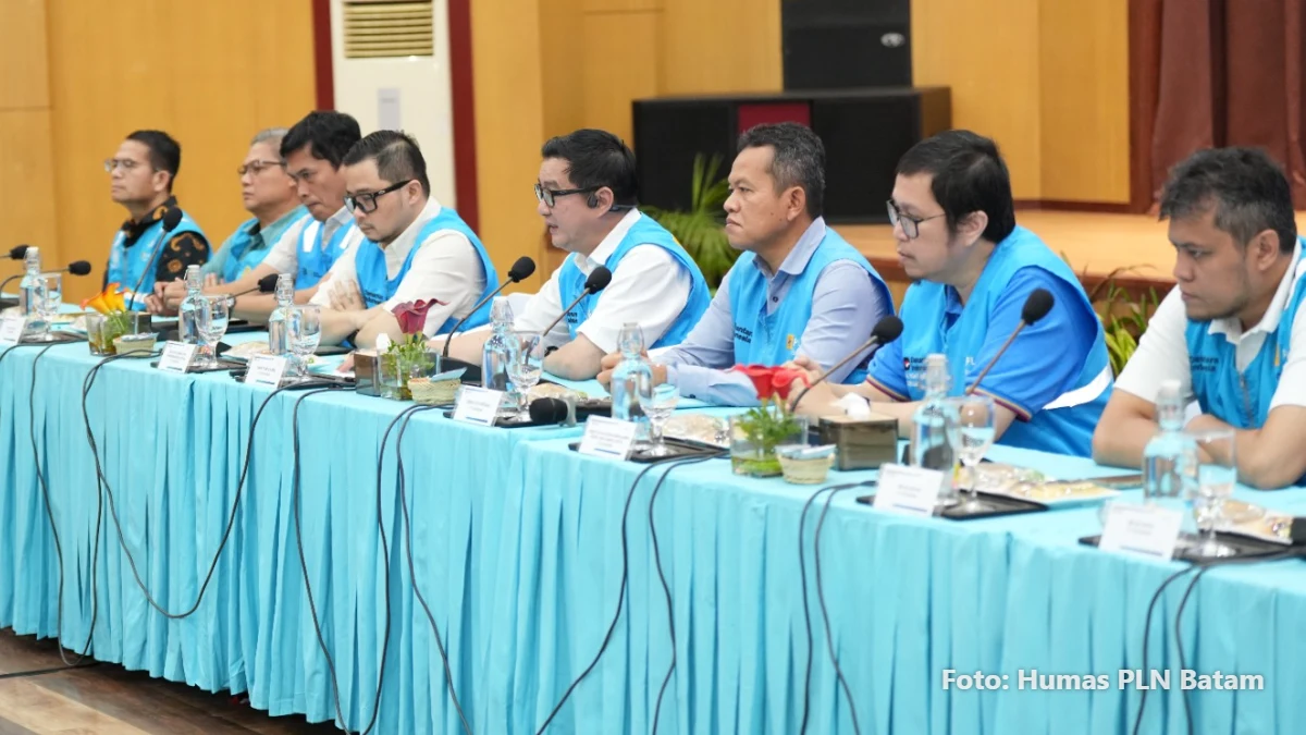 Kwin Fo, Direktur Utama PLN Batam, berbicara di konferensi pers Kantor PLN