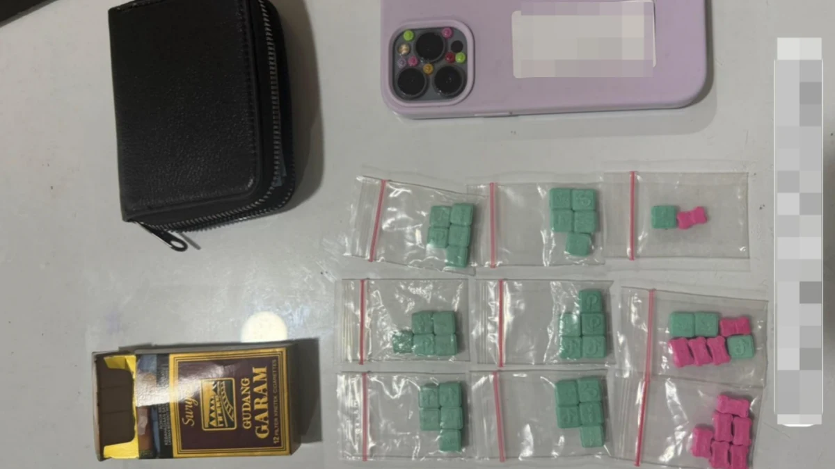 Petugas polisi menyita ekstasi, telepon, dan sepeda motor di Batam