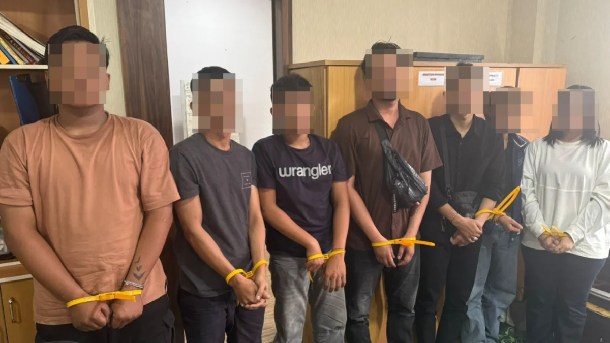 Petugas polisi menyita ekstasi, telepon, dan sepeda motor di Batam