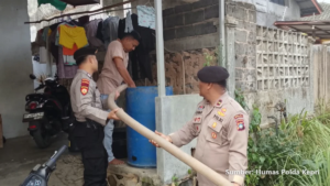 Petugas Polda Kepri mengisi tangki air bersih untuk warga Sambau