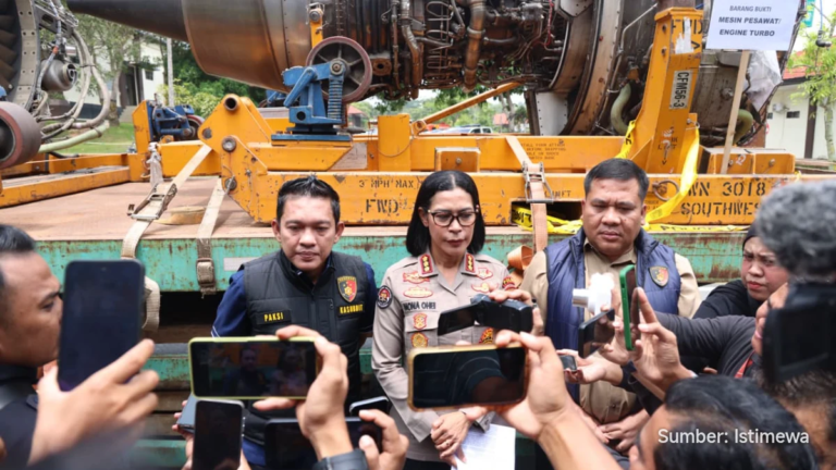 Tiga mesin turbo pesawat bekas disita polisi di gudang Batam