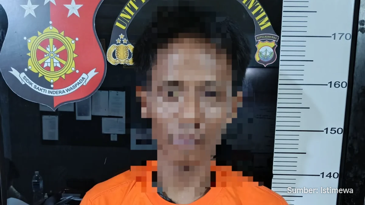 Polisi mengamankan tersangka M di Pelabuhan Palmatak, Anambas