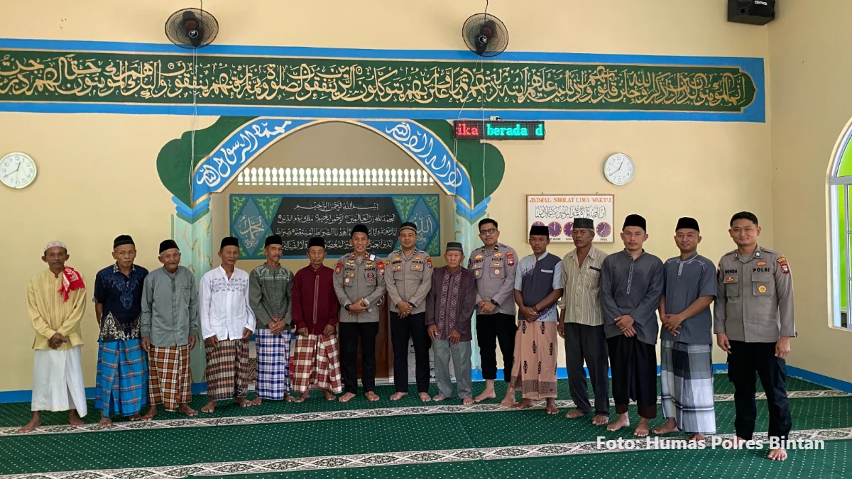 Polres Bintan members perform Sholat Jumat Keliling at Masjid Darul Iman