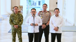 Presiden Prabowo Subianto memimpin rapat di Istana Merdeka tentang penanganan kebakaran hutan