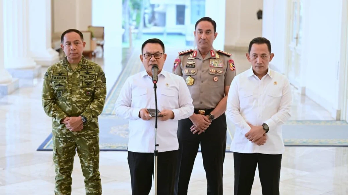 Presiden Prabowo Subianto memimpin rapat di Istana Merdeka tentang penanganan kebakaran hutan