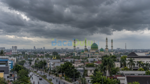 Ranti Kurniati forecaster BMKG memberikan prakiraan hujan ringan di Pekanbaru