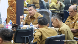 Sekretaris Daerah Bintan Ronny Kartika memimpin rapat verifikasi koperasi Merah Putih
