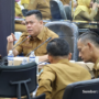 Sekretaris Daerah Bintan Ronny Kartika memimpin rapat verifikasi koperasi Merah Putih