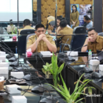 Bupati Roby Kurniawan memimpin rapat koordinasi Pilkades di kantor Bintan
