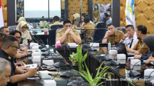 Bupati Roby Kurniawan memimpin rapat koordinasi Pilkades di kantor Bintan