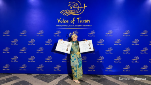 Rara Siti Rachmawati memegang trofi penghargaan Diplomat Festival Lagu Kazakhstan