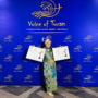 Rara Siti Rachmawati memegang trofi penghargaan Diplomat Festival Lagu Kazakhstan
