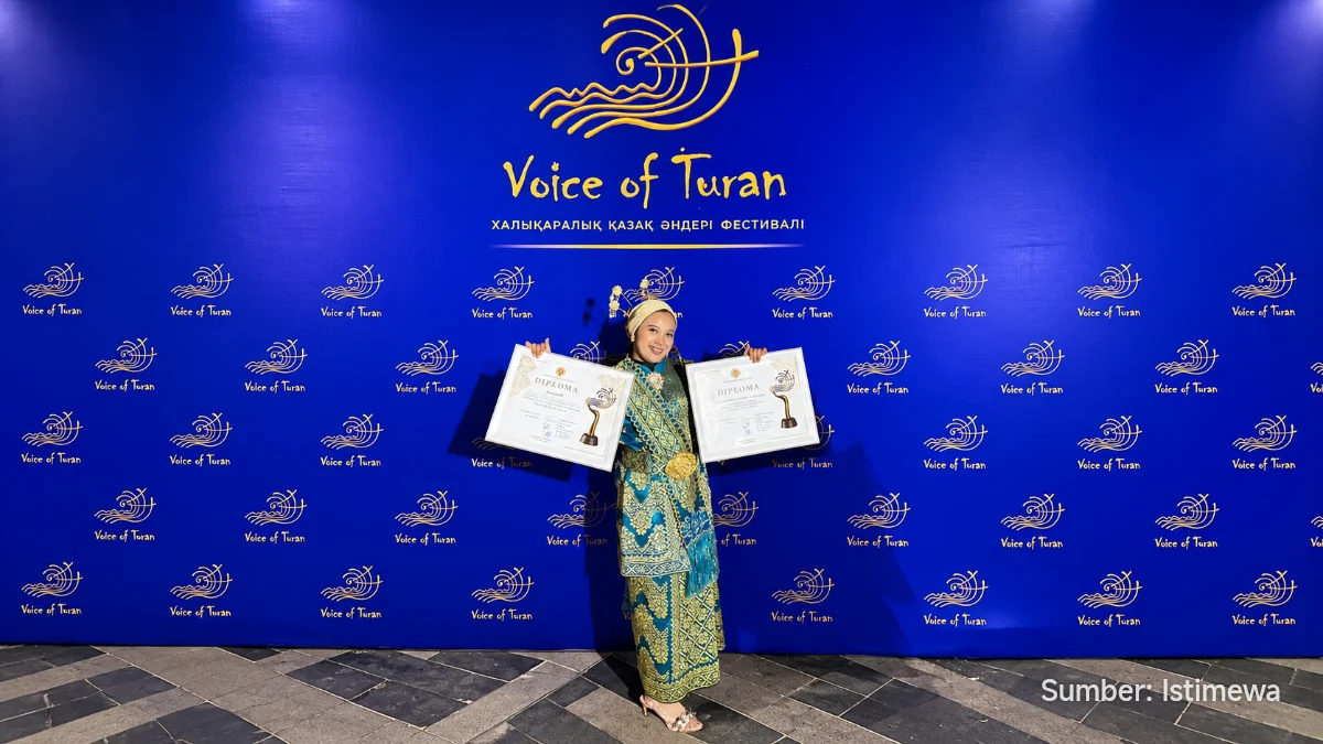 Rara Siti Rachmawati memegang trofi penghargaan Diplomat Festival Lagu Kazakhstan