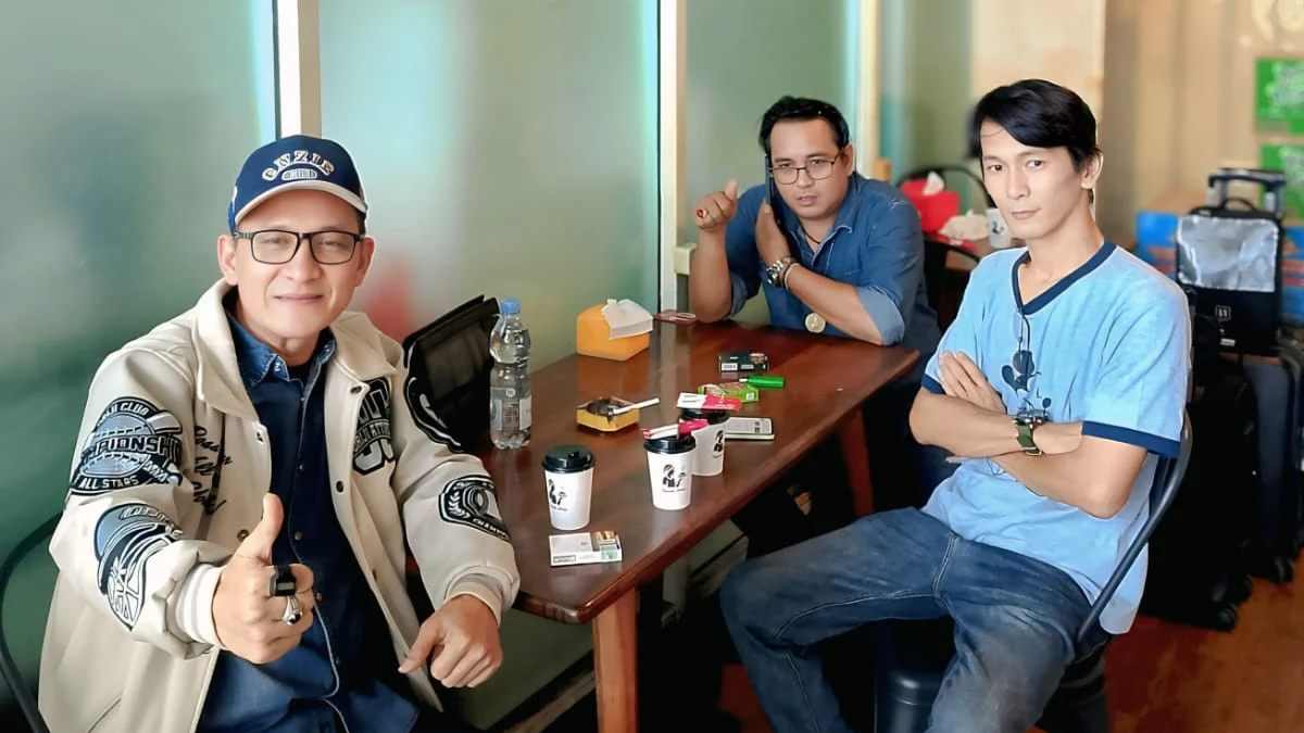 Rikky Fermana dan M. Zen menunggu di Bandara Depati Amir, Pangkalpinang