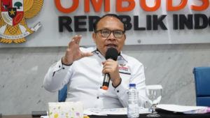 Robert Na Endi Jaweng berbicara di konferensi pers tentang risiko maladministrasi kantor pertanahan