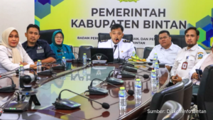 Ronny Kartika melihat presentasi program inovasi Kelurahan Tanjung Uban Selatan