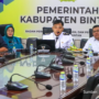 Ronny Kartika melihat presentasi program inovasi Kelurahan Tanjung Uban Selatan