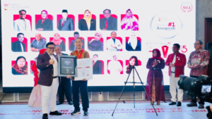 Direktur dr. Tanto Budiharto menerima penghargaan di Hotel Mercure Jakarta