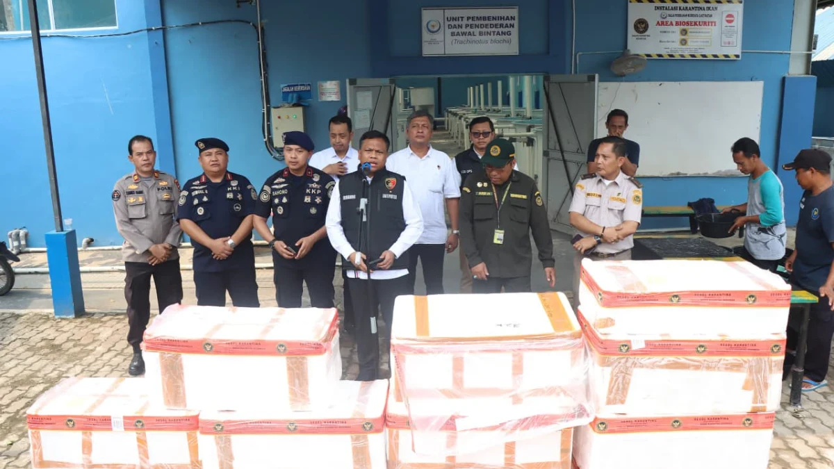 Sahono Budianto berbicara di konferensi pers BPBL Batam tentang benih lobster