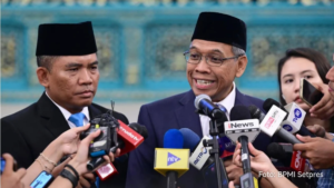 Kepala BPGMN Satyawan Pudyatmoko berdiri di Istana Negara Jakarta