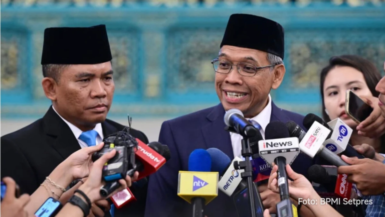 Kepala BPGMN Satyawan Pudyatmoko berdiri di Istana Negara Jakarta