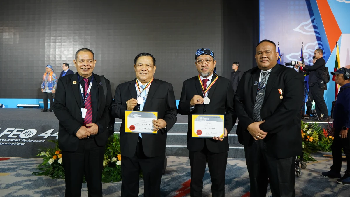 SF Hariyanto menerima penghargaan ASEAN Engineer di konferensi CAFEO 44