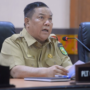 SF Hariyanto berbicara di podium tentang capaian imunisasi anak Riau