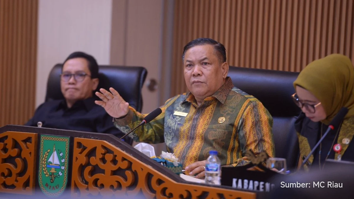 Plt Gubernur Riau SF Hariyanto berbicara di ruang melati kantor gubernur
