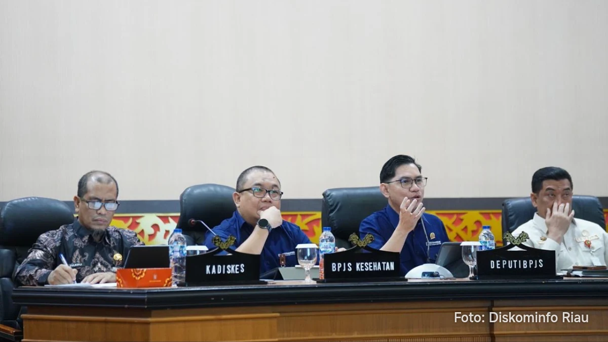 Syahrial Abdi berbicara tentang penguatan puskesmas di ruang rapat Kenanga