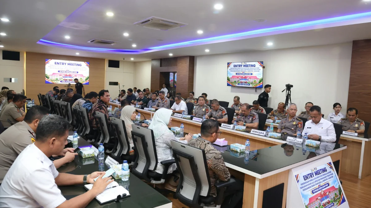 Kapolda Kepri Irjen Pol. Suhendri memimpin taklimat pemeriksaan PNBP lalu lintas di Rupatama