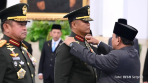 Jenderal Tandyo Budi Revita mengangkat tangan saat dilantik KSAD di Istana Negara
