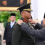 Jenderal Tandyo Budi Revita mengangkat tangan saat dilantik KSAD di Istana Negara