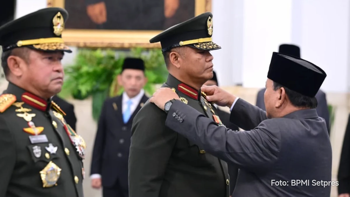 Jenderal Tandyo Budi Revita mengangkat tangan saat dilantik KSAD di Istana Negara