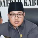 Upacara peringatan HUT ke-81 TNI di Pantai Piwang, Natuna dengan prajurit berkumpul