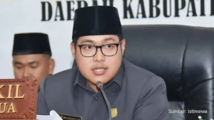 Upacara peringatan HUT ke-81 TNI di Pantai Piwang, Natuna dengan prajurit berkumpul