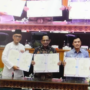 Petugas pemerintah meninjau data calon jemaah haji dengan sistem verifikasi
