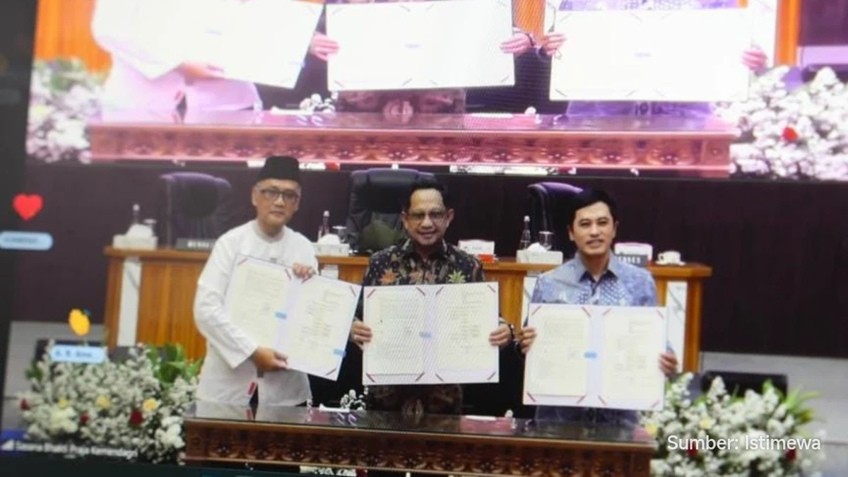 Petugas pemerintah meninjau data calon jemaah haji dengan sistem verifikasi