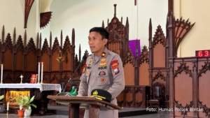 Kompol Ahmad Rudi Prasetyo memimpin acara Minggu Kasih di gereja di Bintan