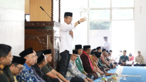 Wali Kota Batam Amsakar Achmad berbicara di Masjid Baitul Makmur tentang masalah air