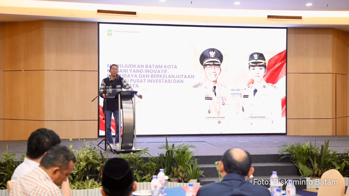 Wali Kota Batam Amsakar Achmad berbicara tentang air bersih dan sampah