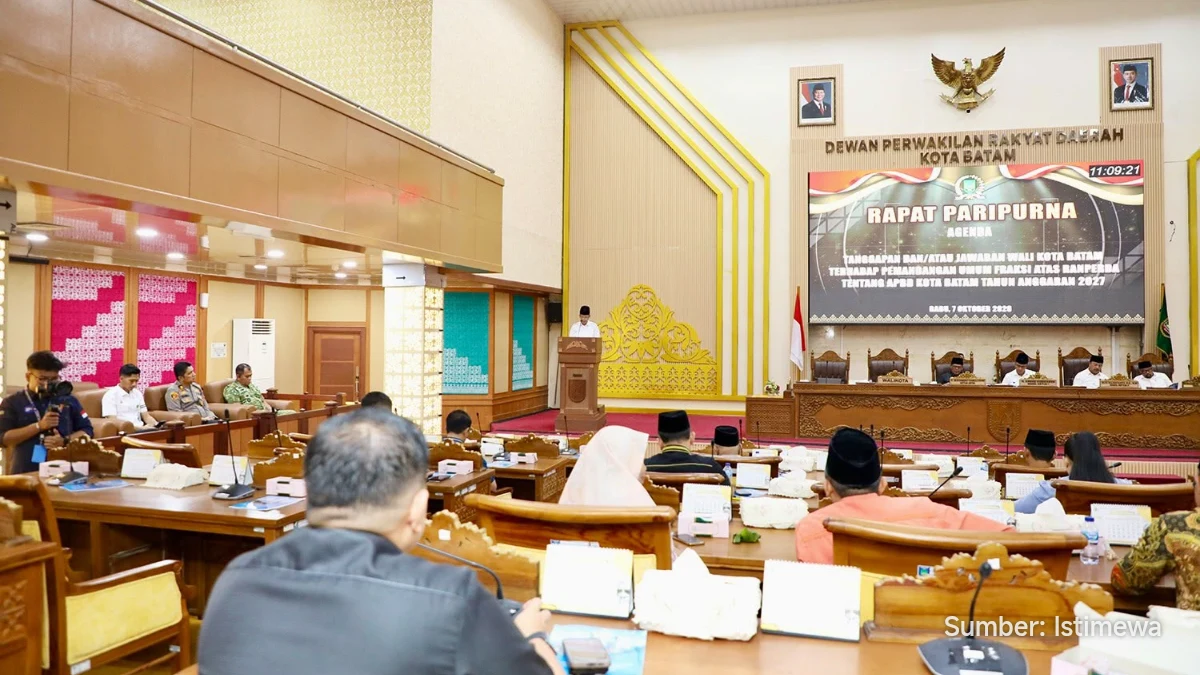Wali Kota Batam Amsakar Achmad memberikan penjelasan tentang APBD 2027 di DPRD