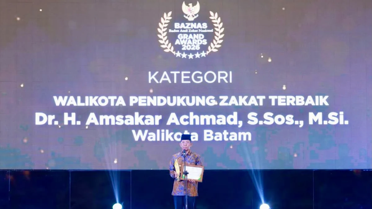 Wali Kota Batam Amsakar Achmad menerima penghargaan BAZNAS Grand Awards 2026