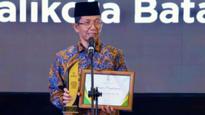 Wali Kota Batam Amsakar Achmad menerima penghargaan BAZNAS Grand Awards 2026