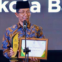 Wali Kota Batam Amsakar Achmad menerima penghargaan BAZNAS Grand Awards 2026