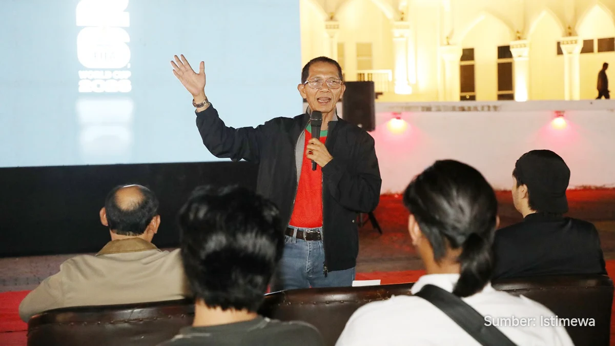 Wali Kota Batam mengajak warga nonton final sepak bola di Dataran Engku Putri